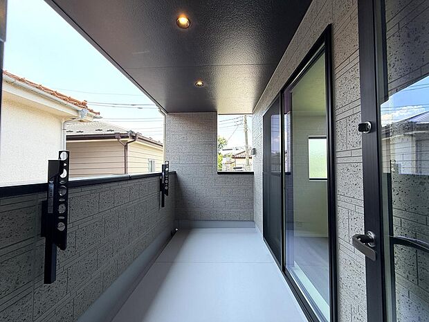 ワイドバルコニーは屋根付きです!急な雨も安心ですね!