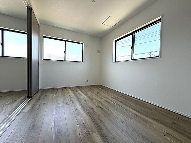 2階の洋室は6帖+5.2帖のつなぎ間です。