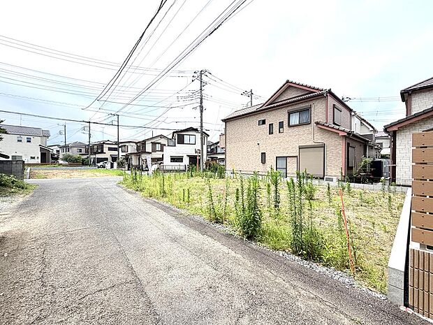 交通量は少なく、静かな住宅街です。