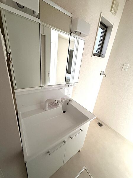 新規交換の洗面化粧台！３面鏡で使いやすいですね！