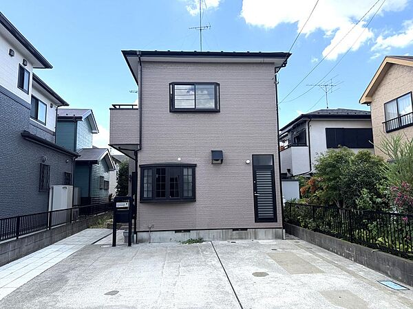 勝手口から駐車場に出れます。お買い物を直接いれられるのは便利ですね！