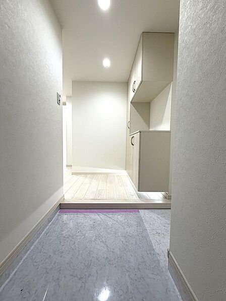 広く高級感のある玄関。向こう側が見えないのがGOOD!