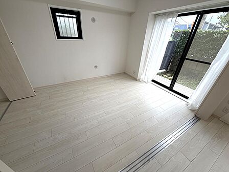 5.2帖の洋室。2面採光で明るいですね!
