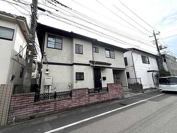 落ち着いた配色のサイディング。土地43坪の整形地！前面道路は７ｍと車庫入れラクラクです！
