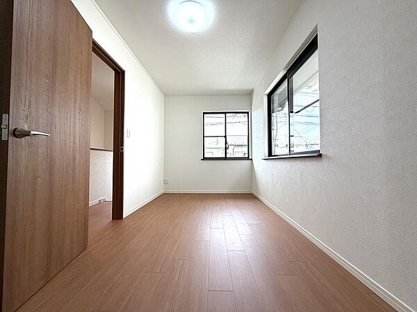 6.2帖の洋室。2面採光で明るいお部屋です。