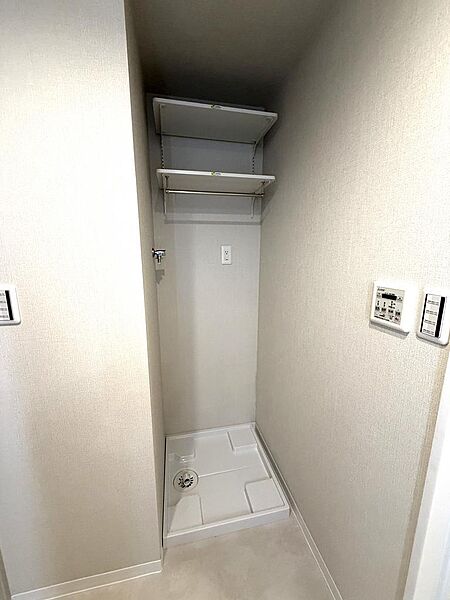洗濯機置き場です。上部には収納も