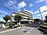 外観：周辺には商業施設が多数あります。