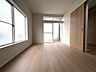 リビング/ダイニング：窓も多く明るいお部屋です