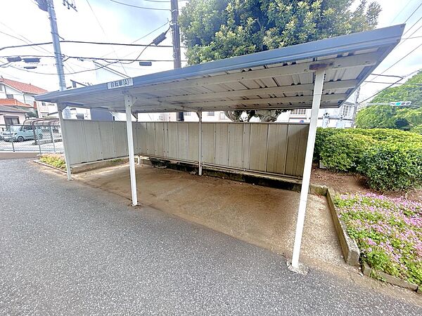 【たくさん停められる駐輪場】ベランダ側には広い駐車場もあります。