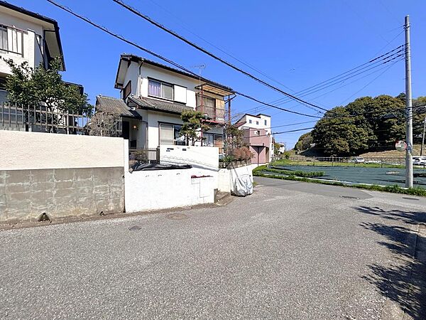 【街並みにひとつの余白を】前面道路6ｍの解放感ある立地。車の出入りも簡単で自然とスムーズに。