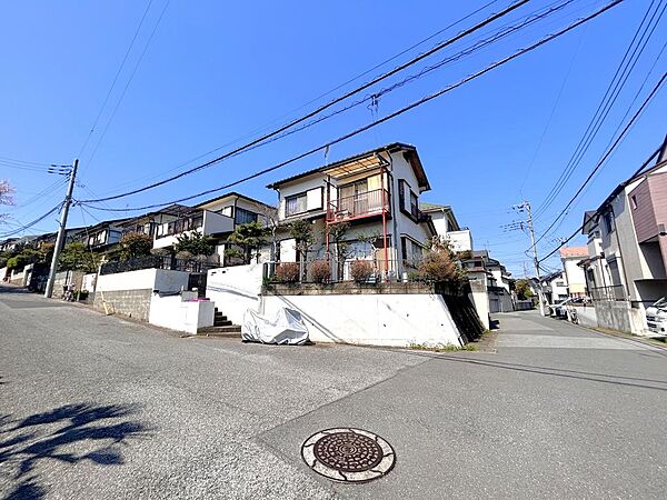 【広く感じるには理由があります】道路との距離感と高低差がつくる開放的な景色。カーテンを開けたまま過ごしたくなる住環境です。