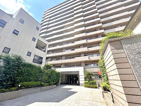 【帰るたび、誇らしさを感じるエントランス】ゆとりあるアプローチと美しく整えられた植栽が、住まいの第一印象を上品に演出。堂々とした佇まいが、毎日の帰宅を心地よく迎えてくれます。