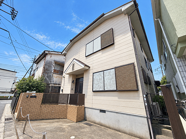 建物外観を近い角度から撮影しました。今ある建物を生かし、好みの内装や設備を選びながら、自分たちらしい住まいへ整えていく楽しみが広がります。