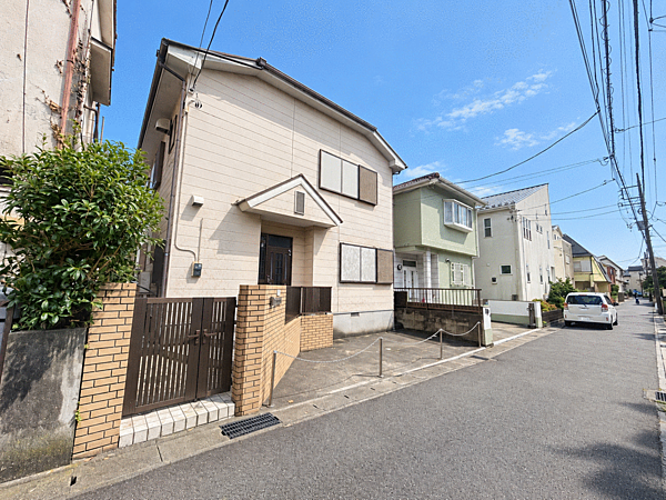 建物と前面道路を含めた現地の様子です。車の出入りや歩行時の動線、隣接する建物との位置関係など、図面では分かりにくい点もご確認いただけます。