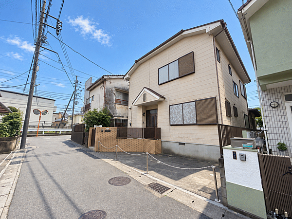 少し離れた位置から見た現地外観です。前面道路や周辺の街並みを含め、ここで始まる毎日の暮らしを思い描きながら、現地の雰囲気をご確認ください。