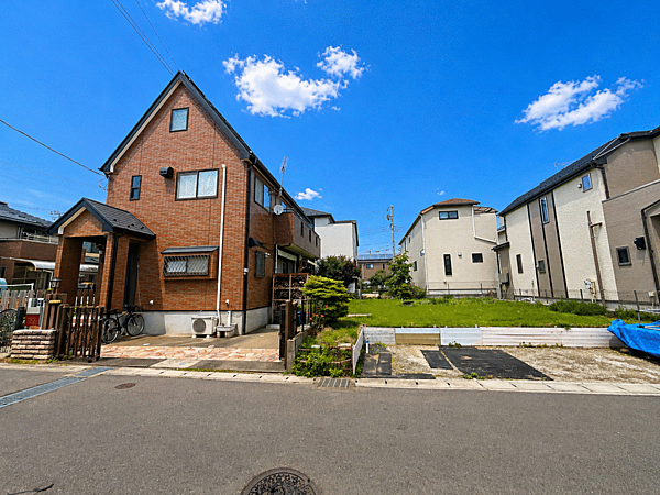 道路側から見た現地全体。現況写真です。更地でお引渡しします。
