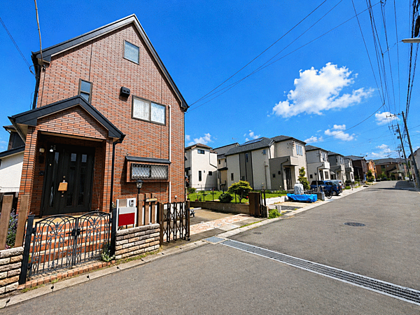 前面道路の様子。南西側約6m公道に面しています。