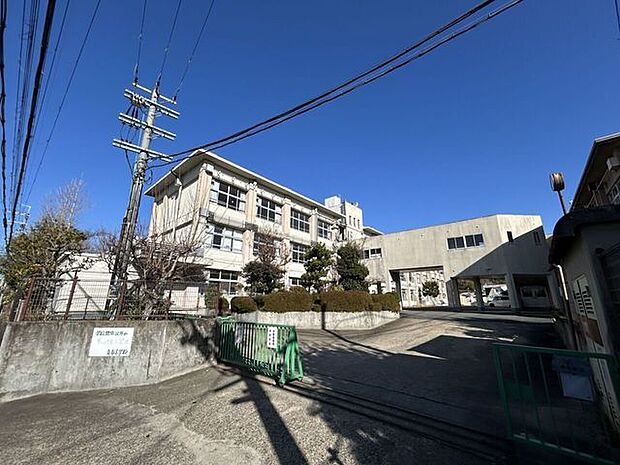 城陽市立青谷小学校青谷小学校は、明治22年に開校し、4番目に古い伝統がある学校です。自然に恵まれ、「青谷梅林」の里としても有名な地域でもあります。 870m