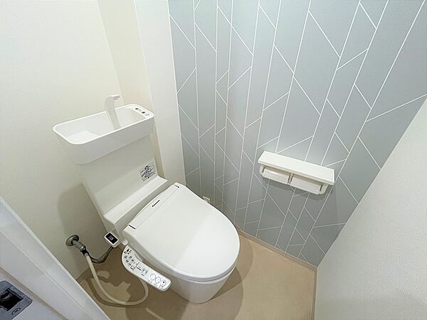 【トイレ】グレーのアクセントクロスがお洒落な印象のトイレです。