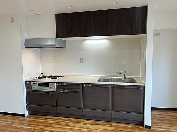 【キッチン】キッチンは作業に集中しやすい壁付けタイプが採用されています。