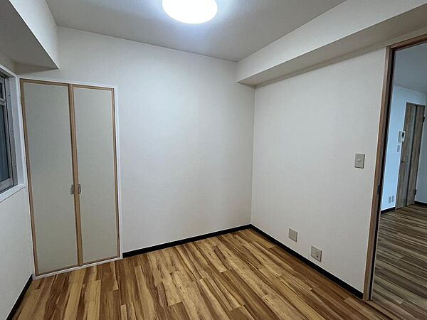 【洋室/約5.6帖】収納スペースが備わっているので、住空間を広く活用可能。