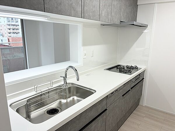 対面式カウンターキッチンで、お料理しながらリビングが見渡せます。収納も豊富で、機能的な空間です。