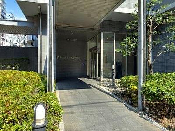 【エントランス】植物のグリーンが映えるアプローチ。日常に彩りを与えてくれます。