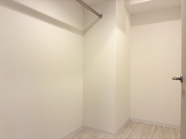 収納豊富なウォークインクローゼットで、お部屋をすっきり保てます。お洋服の整理も快適に。