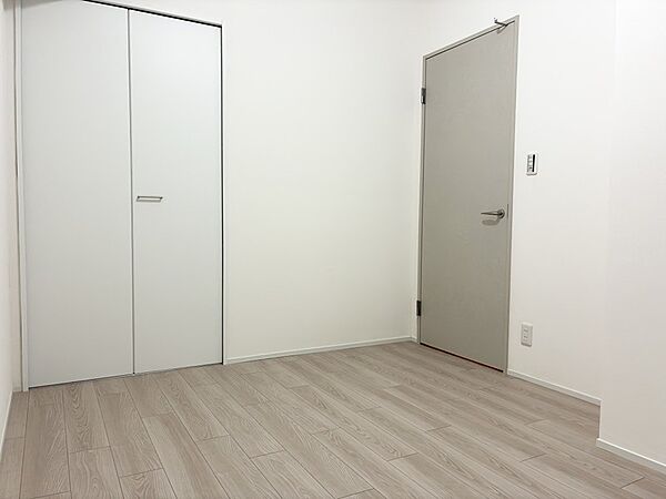 明るいフローリングと白い壁で、どんな家具とも合わせやすいお部屋です。収納も備え付けで、すっきりと暮らせます。