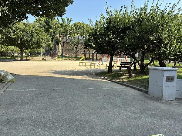 【公園】高津公園まで徒歩3分。小さなお子様との毎日のお出かけ場所に最適な距離にあります。