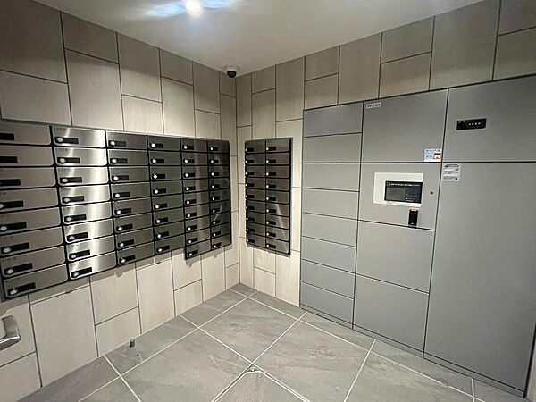 【その他共用部】宅配ボックスが設置されています。不在時でも荷物を受け取ることができるので便利です。