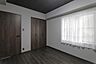 その他：【洋室/約5.5帖】腰高窓のため、家具の配置がしやすい間取り。