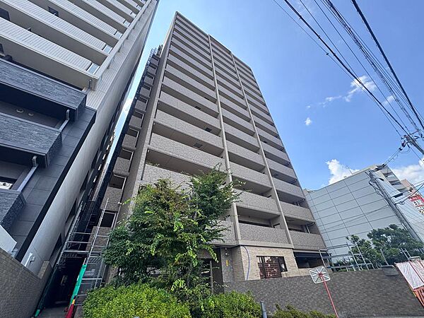 【現地外観写真】8階部分のお部屋です。コンビニ、スーパーまで徒歩2分。