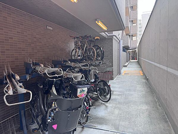 【駐輪場】道路に面していないので、お子様とお出かけの際も落ち着いて乗り降りができます。