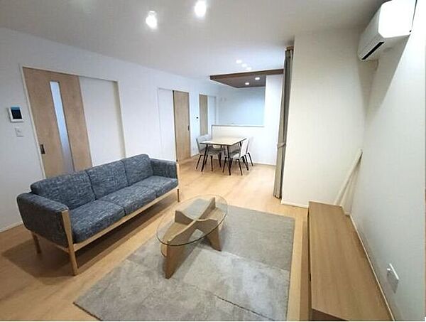 新築住宅にリビング家具がセットされた物件で、入居後の暮らしをすぐにイメージできるのが魅力。統一感のあるコーディネートで、初期費用を抑えられるのも嬉しいポイントです。