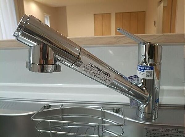 浄水器一体型の蛇口を採用しており、毎日の料理や飲み水も安心。手軽にきれいな水が使え、家族の健康をさりげなく支えてくれる嬉しい設備です。