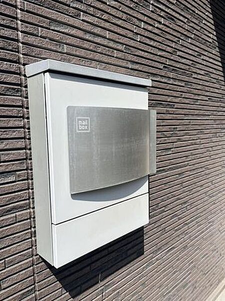 玄関まわりに馴染むおしゃれなポストを採用。シンプルな外観に上品さを添える、魅力的なエントランスです。