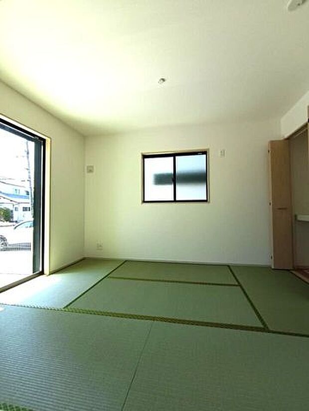来客時はリビングからすぐ案内でき、扉を閉めればプライベート空間として独立も可能です。