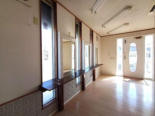 元美容室の洗練された内装が残る居抜き仕様。1階をオシャレなサロンに、2階を安らぎの住まいに。第一種低層の静かな環境で、自分らしい職住一体の暮らしが叶います。