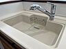 キッチン：浄水器一体型水栓で安心の水を手軽に使用可能。ワイドシンクは大きな鍋も洗いやすく、家事がスムーズに進みます。