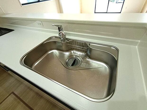 大きく使いやすい凸型シンクを採用したキッチン。広々とした作業スペースで調理や後片付けも快適に行え、毎日の家事をスムーズにサポートします。