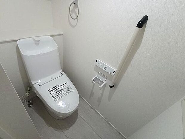 落ち着いた雰囲気で心地よく過ごせるトイレ。清潔感のある内装に加え、日々の暮らしに欠かせない使いやすさにもこだわった快適な空間です。