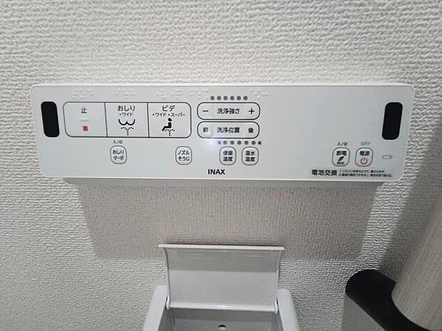 温水洗浄便座付きで、清潔感と快適性を兼ね備えたトイレ空間。寒い季節も心地よく使用でき、日々の暮らしをより便利に彩る嬉しい設備です。