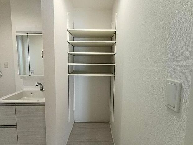 収納する物に合わせて自在にレイアウトできる洗面所の可動棚。毎日使うタオルやストック用品も効率よく整理でき、家事動線を快適にサポートします。