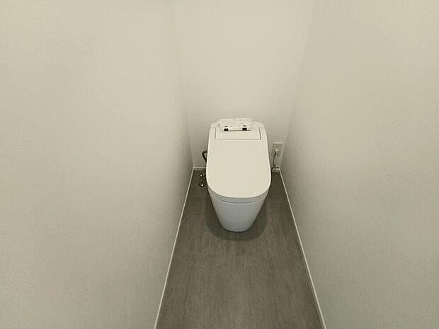 すっきりとしたフォルムのトイレが、空間を清潔に保ちながら快適な時間を支えます。落ち着いた色調の内装がやさしく馴染み、毎日の身支度を心地よく整えてくれる場所です。