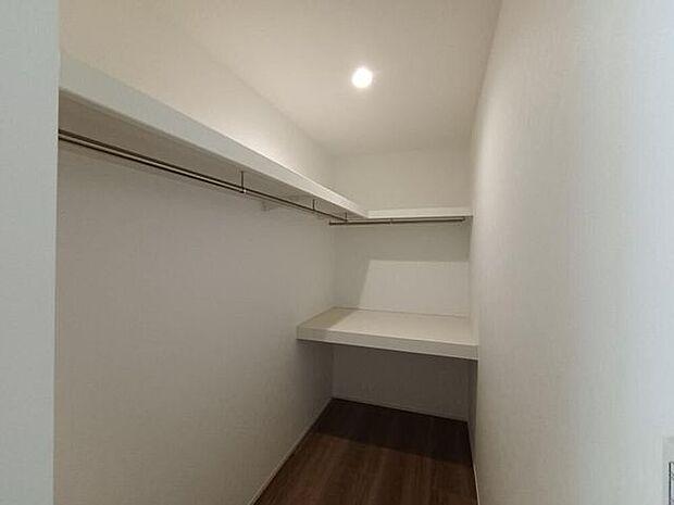 ハンガーパイプと棚が備わったWICは、衣類や小物をゆとりをもって収納できる心地よいスペースです。シンプルな内装で使い勝手がよく、毎日の身支度をすっきり整えてくれます。