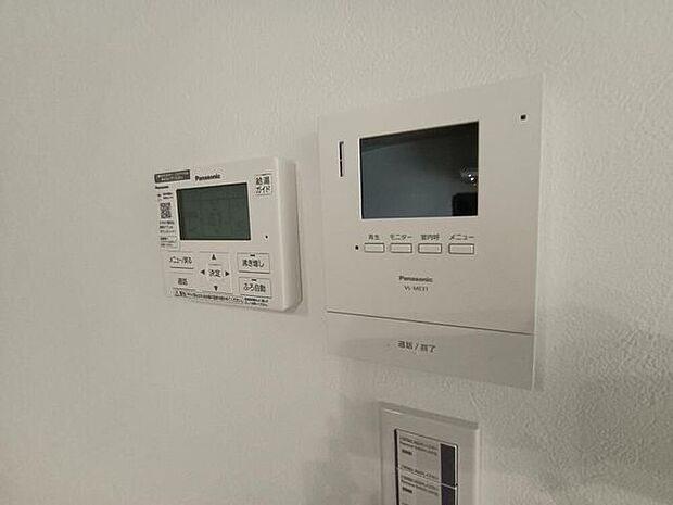 インターホンと給湯器のリモコンがすっきりと並び、暮らしを支える操作性のよい設備が整っています。