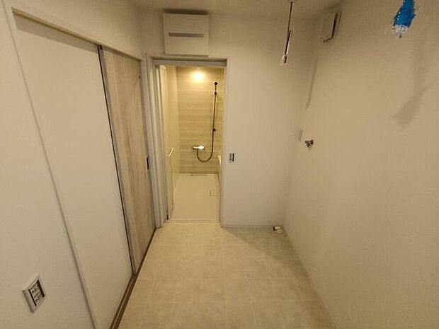 広さにゆとりがある洗面所は、子どもの支度もしやすい安心空間です。忙しい朝もストレスなく整います。