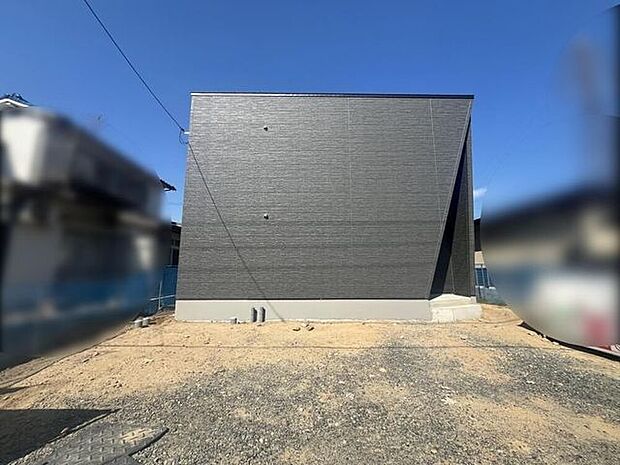 シックで洗練された佇まいが目を惹くスタイリッシュな外観。街並みに美しく映えるモダンなデザインは、住まう人のこだわりと上品なセンスを感じさせます。帰るたびに誇らしく、愛着が深まる佇まいです。