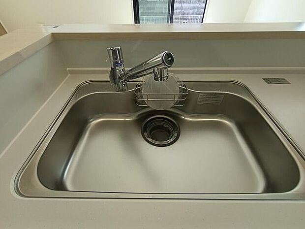 シンプルでメンテナンスのしやすいシンクです。カウンターの高さにより、水はねも防ぐことができますので、キッチン周辺も清潔に保つ事ができます。